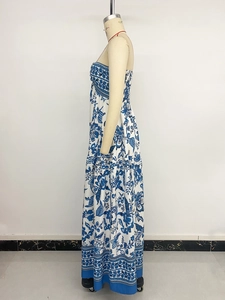 Détail de l'imprimé floral bleu et blanc sur une longue robe bustier d'été