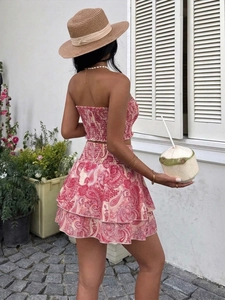 Détail du haut bandeau smocké à motif paisley rose et de l'ensemble mini-jupe à volants