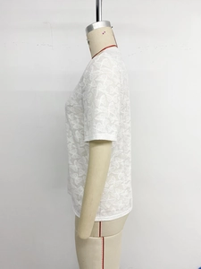 Détail d'un haut en dentelle blanche à manches courtes avec jacquard papillon
