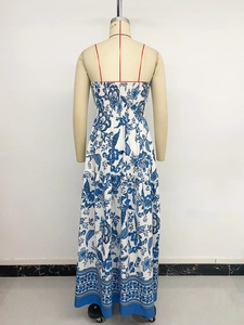 Détail du dos smocké d'une robe longue à imprimé floral bleu et blanc élégante