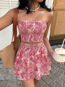 Détail d'un ensemble rose à imprimé paisley avec haut bustier froncé et jupe à volants