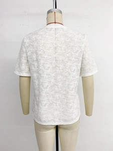 Détail du haut blanc à manches courtes avec texture jacquard papillon en vue arrière
