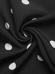Gros plan détaillé du tissu vintage noir à pois blancs pour combinaisons de vacances