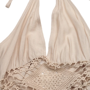 Dettaglio di un abito boho con intricato motivo all'uncinetto beige traforato in vita