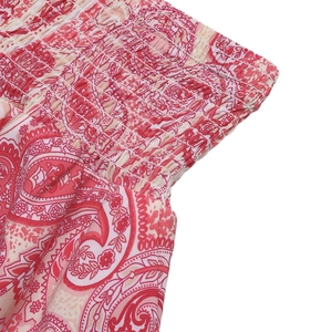 Gros plan sur l'imprimé paisley rouge présentant une texture élastique froncée