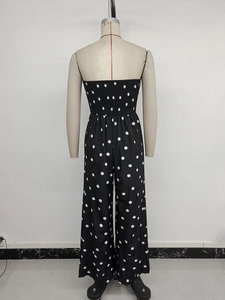 Vue détaillée d'une combinaison bustier à pois noirs et jambes larges sur un mannequin d'étalage