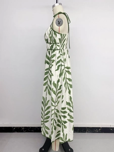 Dettaglio vestito con stampa a foglie tropicali, schiena elastica e bordo in vita