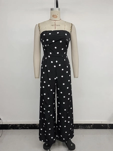 Détail de la combinaison bustier à pois avec taille haute et jambes larges sur mannequin