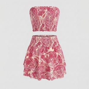 Détail du haut bandeau à imprimé paisley et de la jupe à volants rose