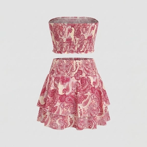 Détail de l'ensemble haut bustier rose à motif paisley et minijupe à volants