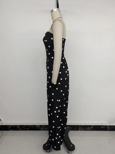 Détail d'une combinaison vintage à pois taille haute avec jambe large fluide