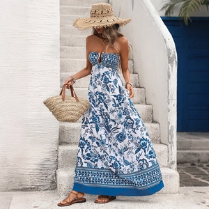 Robe longue bustier bohème avec imprimé floral bleu et broderie ethnique pour les vacances