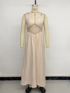 Dettaglio di un maxi abito bohémien con intricati ritagli in pizzo all'uncinetto in vita