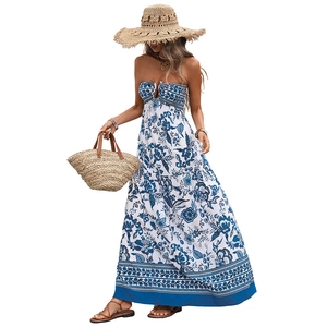 Robe longue bustier imprimé floral bleu et blanc de style bohème avec jupe à volants