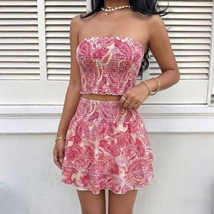 Ensemble sexy dos nu avec haut court à motif paisley et minijupe à volants