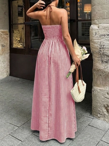Détail de la robe maxi à rayures rouges et blanches avec licou et dos élastique