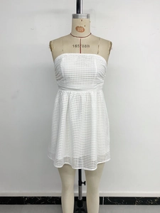 Détails de la mini-robe bustier blanche avec texture en maille fine sur un mannequin