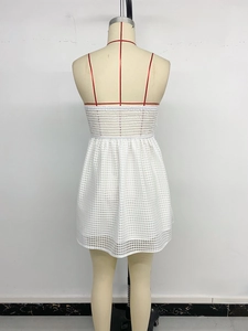 Détail de la robe en maille blanche avec fines bretelles et dos élastique froncé