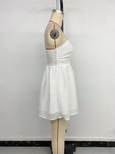 Détail de la texture quadrillée blanche et de la coupe ajustée de cette robe d'été chic