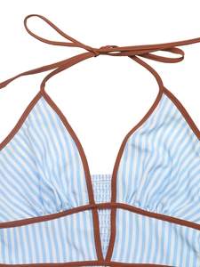 Détail du haut dos nu à rayures avec col en V et bordure contrastée marron élégante