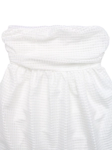 Détail de robe bustier blanche avec texture froncée et tissu rayé semi-transparent