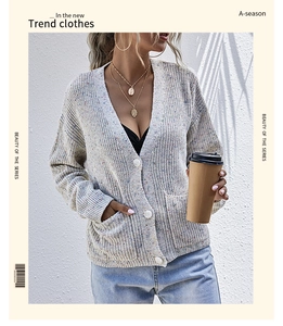 Detailansicht der gesprenkelten Strickjacke mit V-Ausschnitt und weicher Wollstruktur