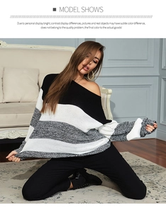 Dettaglio del maglione a maglia a righe con blocchi di colore nero bianco grigio e trama