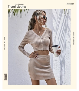 Détail de la maille côtelée sur le cardigan col V et la mini-jupe assortie pour femmes