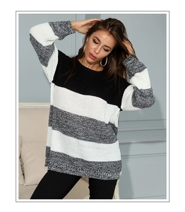 Dettaglio del maglione a righe oversize con spalle scese e scollo rotondo morbido