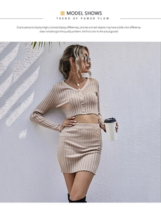 Vue détaillée du tricot côtelé et du design des boutons sur l'ensemble beige deux pièces