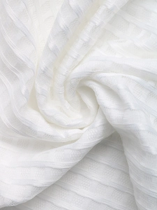 Détail macro du tricot côtelé blanc avec texture maille respirante pour robe d'été