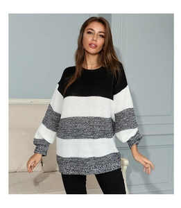 Dettaglio della trama del maglione a maglia spessa a righe e dello scollo rotondo
