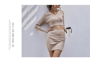 Détail de l'ensemble cardigan côtelé à col en V et mini-jupe beige amande