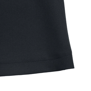 Dettaglio del tessuto twill nero con cucitura a ago singolo pulita sull'orlo del capo