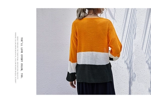 Vue arrière d'un pull en maille lâche avec des blocs de couleur orange, blanc et vert foncé