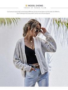 Detail der Strickjacke mit V-Ausschnitt in Grau meliert mit weißen Knöpfen und lockerer Form