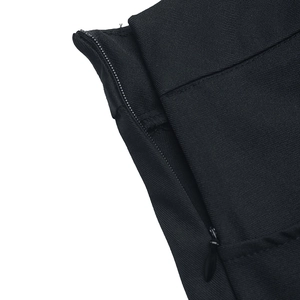 Dettaglio della cerniera invisibile e del tessuto twill su una gonna nera elegante
