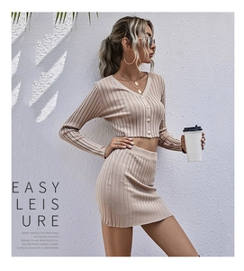 Détail de l'ensemble tricot beige côtelé avec cardigan col V et jupe courte assortie