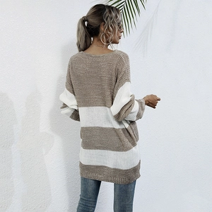 Maglione in maglia a righe marroni e bianche da donna con una vestibilità comoda