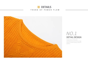 Détail du col d'un pull en maille orange avec torsades et texture de maille ajourée