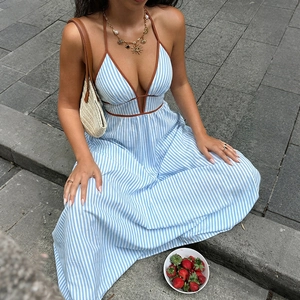 Robe longue d'été à rayures bleues et blanches avec décolleté en V et dos nu chic