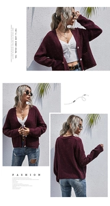 Detailansichten der weinroten V-Strickjacke mit bunten Sprenkeln und weißen Knöpfen