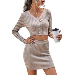 Ensemble cardigan en maille à col V et mini-jupe taille haute de couleur kaki clair ajusté