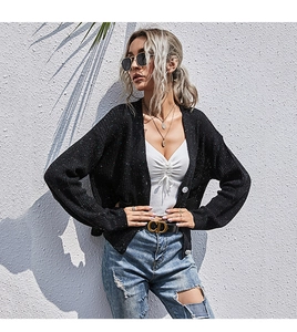 Detail der schwarzen Konfetti-Strickjacke mit bunten Tupfen und tiefem V-Ausschnitt-Stil