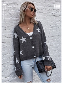 Détail du cardigan gris à col en V avec motifs d'étoiles et boutons translucides