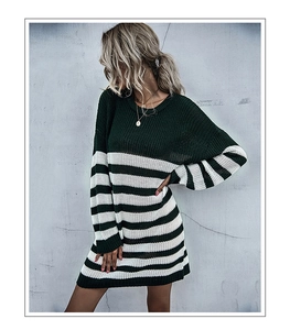 Gros plan sur le tissu en maille rayé vert foncé et blanc d'une robe pull chic