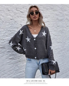 Détail du cardigan en maille avec col en V, motifs d'étoiles et texture effilochée