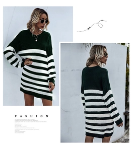 Détails de la robe pull en maille rayée verte et blanche avec épaules tombantes et coupe large