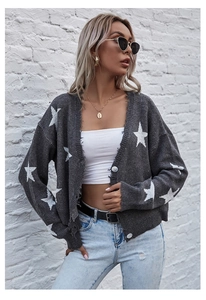 Détail d'un cardigan gris à motif d'étoiles avec bordures effilochées et boutons