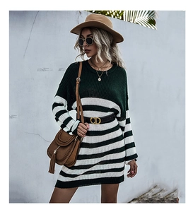 Détail d'une robe en maille rayée verte à manches longues avec texture bohème élégante